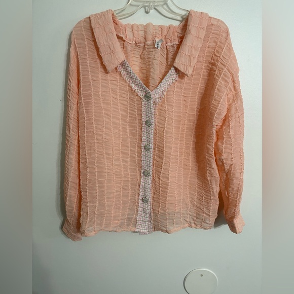 Tops - Baby Peachy Pink Tweed Ruffles
Scrunched Diamond Button Down
Size XLarge
